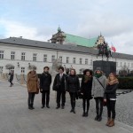 Laureaci przed pałacem prezydenckim. W tle widoczny odrestaurowany czołg z wojny polsko-bolszewickiej