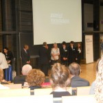 Minister Klimczak w rozmowie z opiekunem i uczniami podczas wręczania nagród