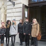 Uczniowie z Gniezna i Trzemeszna przed gmachem biblioteki UW1