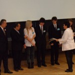 Uczniowie z Trzemeszna otrzymują nagrody i pamiątkowe dyplomy