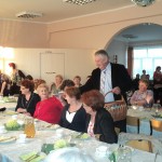 Sołtys częstuje Panie słodkościami