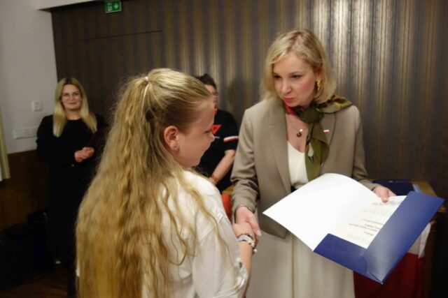 Nadia odbiera gratulacje z rak p. Marty Ślusarek- Szczesiak, naczelnik wydz Edukacji IPN w Poznaniu