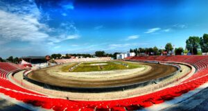 Stadion Startu Gniezno Źródło: Wikimedia Commons, https://commons.wikimedia.org/wiki/File:Start_Gniezno_Stadion_copy.jpg