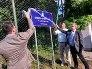 Boisko w Niewolnie z tablicą patrona. Uhonorowano Leszka Mellera