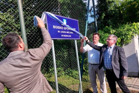 Boisko w Niewolnie z tablicą patrona. Uhonorowano Leszka Mellera