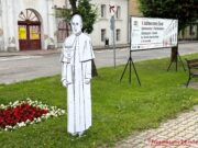 Zeskanuj kod QR i posłuchaj. Wybitni absolwenci „ożyli” w Trzemesznie.