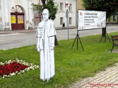 Zeskanuj kod QR i posłuchaj. Wybitni absolwenci „ożyli” w Trzemesznie.