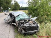 Siła uderzenia urwała koło. Kierowca miał ogromne szczęście.
