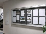 Informacje zawsze na swoim miejscu – kiedy wewnętrzna gablota staje się koniecznością?