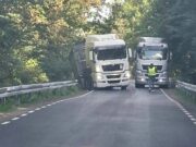 Ciężarówką z ziemniakami wjechał do rowu