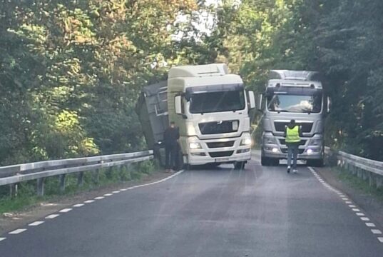 Ciężarówką z ziemniakami wjechał do rowu