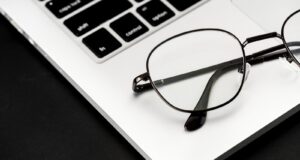 Czy szkła relaksacyjne sprawdzą się podczas wielogodzinnej pracy przy komputerze?